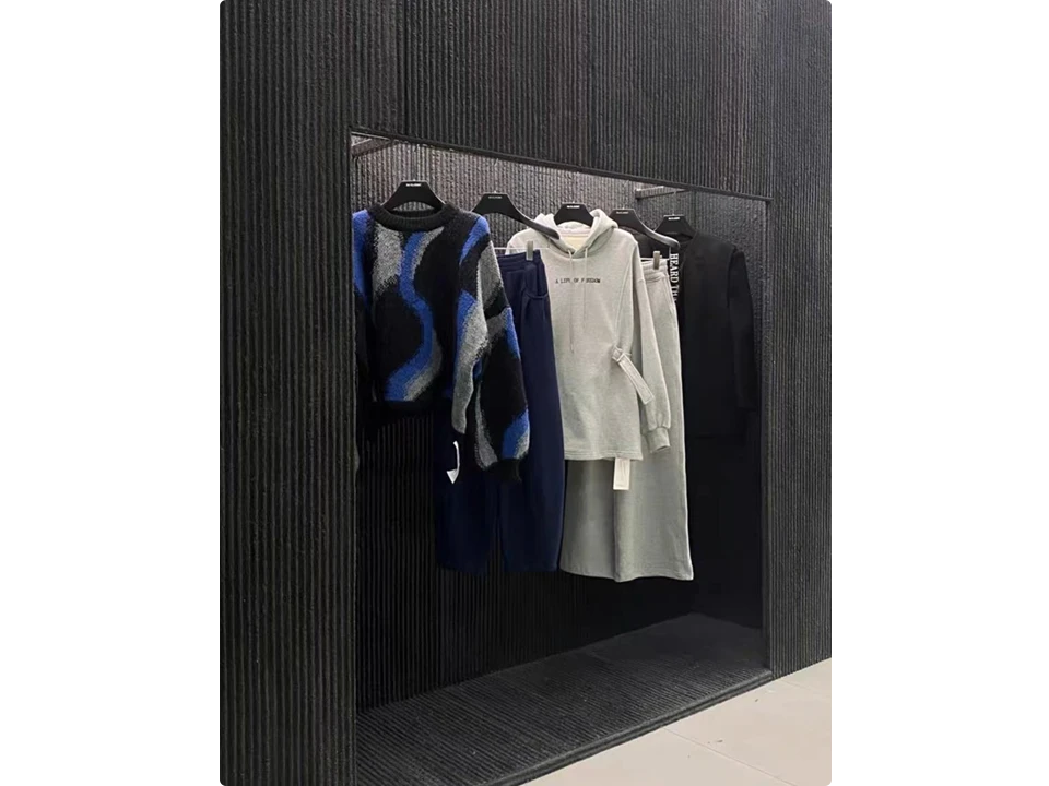 Roundline-Darkstone-M-PU-Wall-Panel-Installation-Soutis-Decco.webp