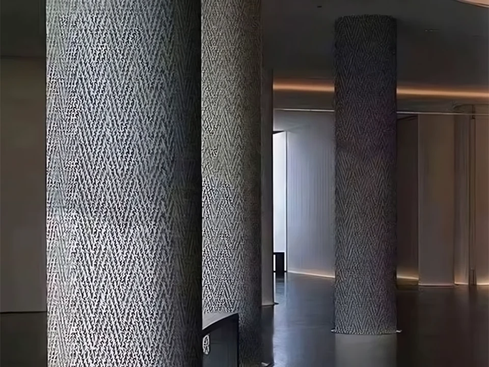 soutis-decco-flexible-wall-panel-weaving-grey-installation-1.webp
