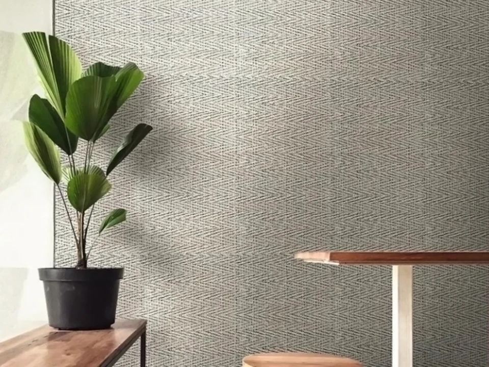 soutis-decco-flexible-wall-panel-weaving-grey-installation-2.webp