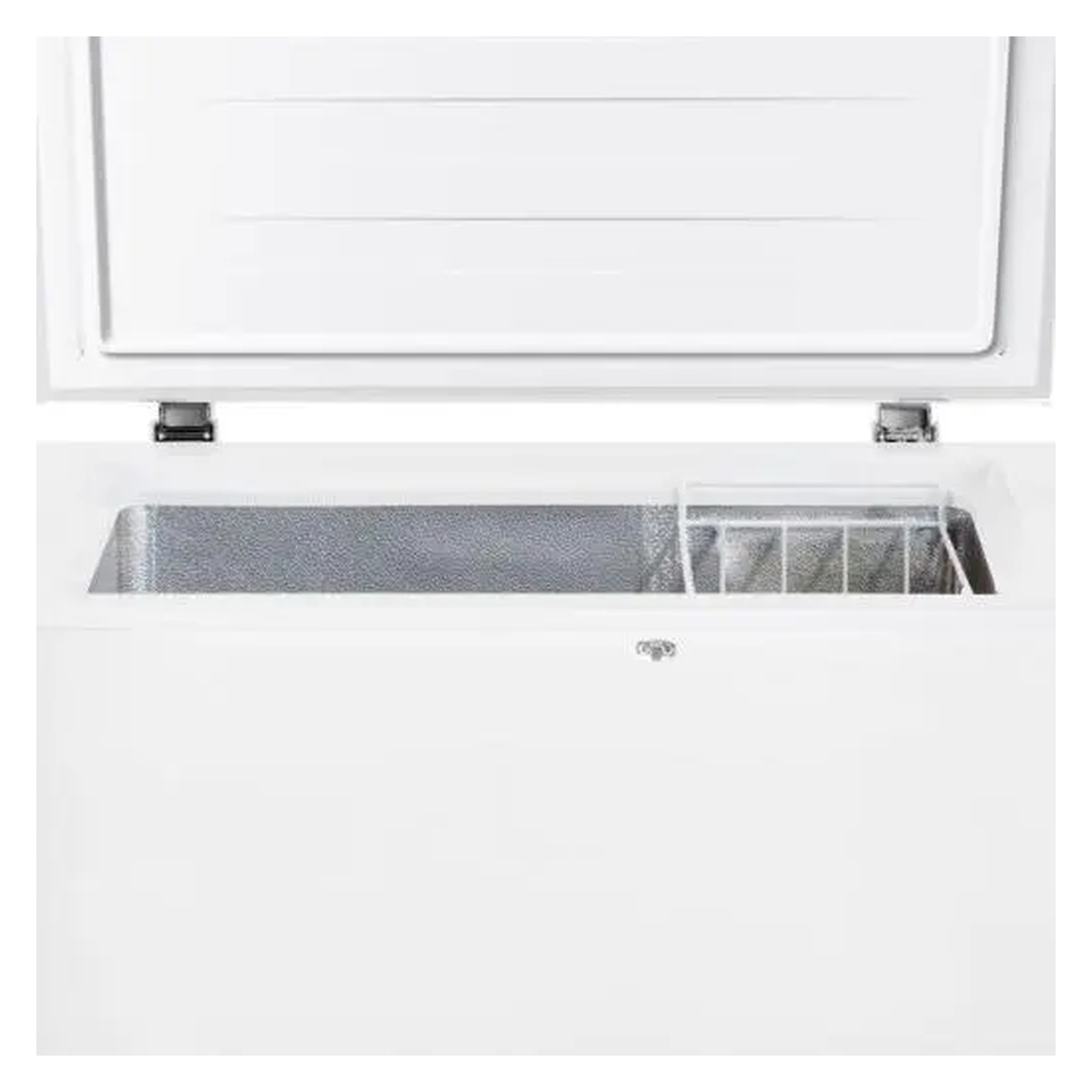 Gorenje FH14EAW - εσωτερικό και καλάθι Εσωτερικός θάλαμος του καταψύκτη μπαούλο Gorenje FH14EAW με συρμάτινο καλάθι αποθήκευσης.